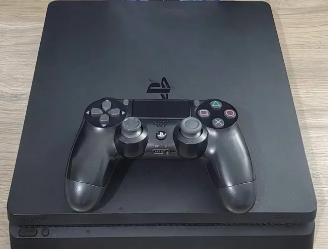 PS4 Slim HD 1TB "D.E.S.B.L.O.Q.U.E.A.D.O" (versão 12.52) com vários jogos instalados.