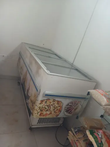 Vendo uma ilha e uma geladeira 