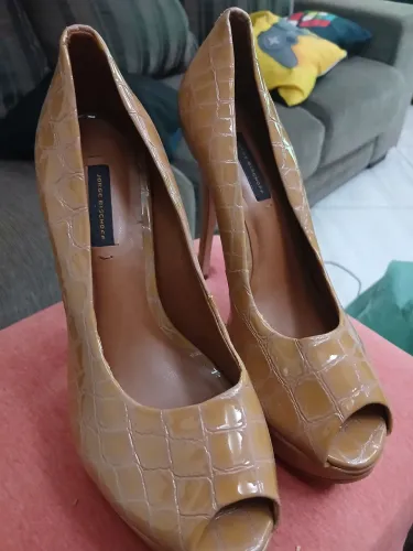 PEEP TOE JORGE BISCHOFF VERNIZ CROCO NUDE BEGE TAM 37 USADO UMA VEZ