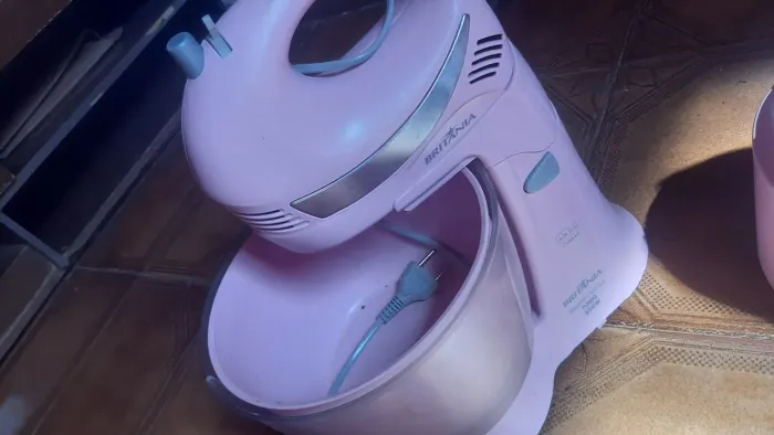 Vende um batedeira rosa e um moto de liquidificador rosa 