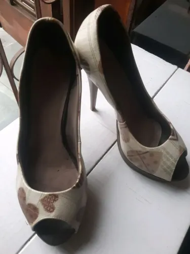 Sapato Peep Toe Feminino (Salto alto, meia pata, com detalhes de coração)<br>