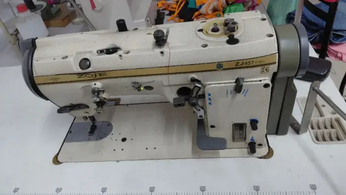 Máquina de Costura ZigZag Industrial