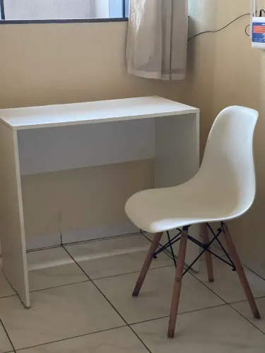 Mesa com cadeira Eiffel