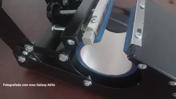 Máquina para sublimação de canecas ou assimilados.