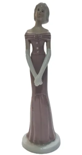 Estatueta de porcelana colecionável retratando uma mulher em um vestido longo rosa e luvas