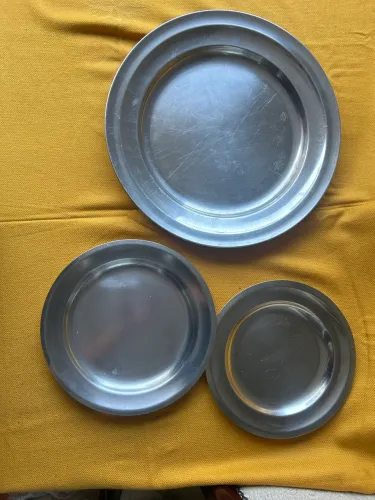 Pratos em aço inox para servir aperitivo