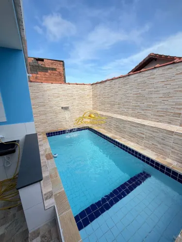 Casa à venda em Mongaguá | Piscina, churrasqueira e 2 vagas | R$310 mil