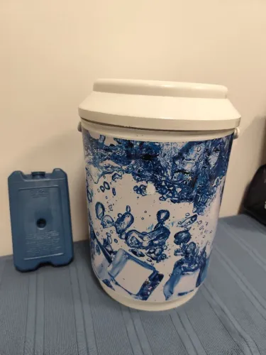 Cooler tamanho 32 cm altura e gelo