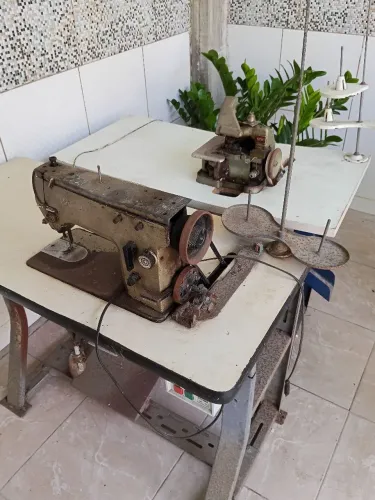 Duas máquinas uma reta e uma overloque