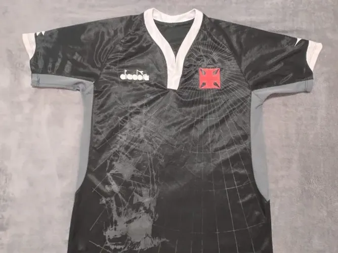 Camisa Vasco Diadora 2018, tamanho M (52x74cm), retrô. Excelente estado!