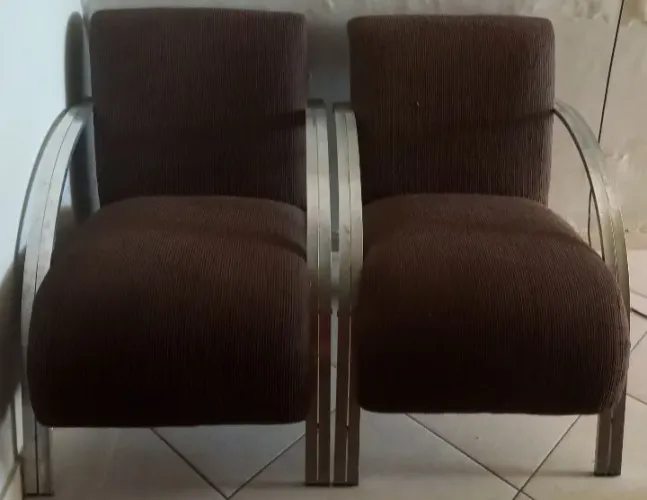 Vendo um par de poltronas.