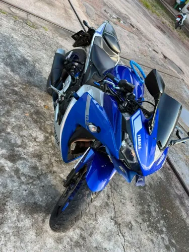 Moto bem cuidada, acessórios extras