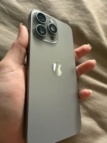 Vendo iPhone 15 Pro Max 256gb com 98% de saúde da bateria