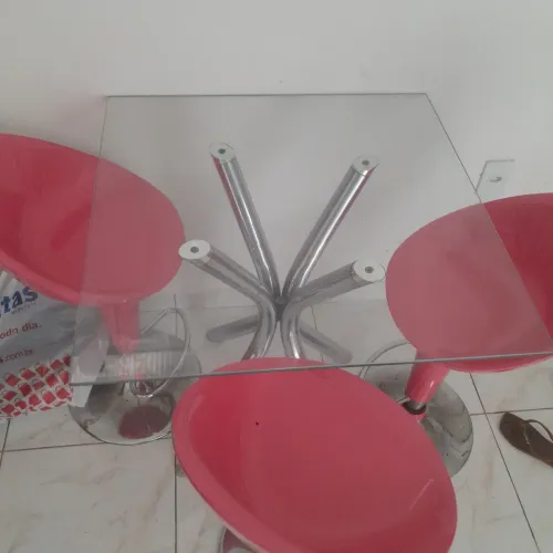 Mesa de vidro + 3 cadeiras giratórias ma cor rosa
