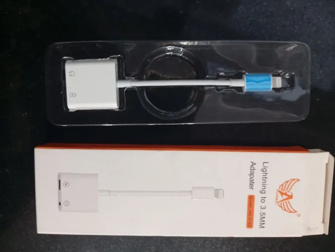 Adaptador 2x1 para iPhone com áudio.