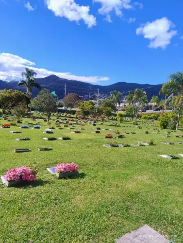 Jazigo duplo no cemitério Jardim da Paz 