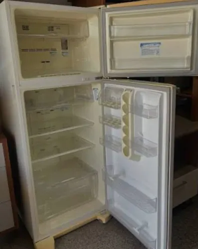 Vende-se geladeira Electrolux.