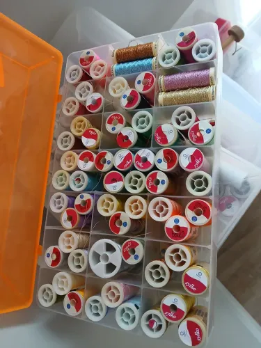 Linhas Sylko , Gutermann e Drima pesponto caixas de alfinete de segurança .