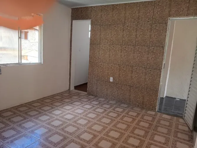 Aluga-se casa Liberdade R$650