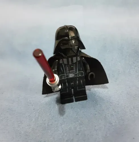 LEGO minifigura Darth Vader, com sabre (Type 2 Helmet) (Set 75093)