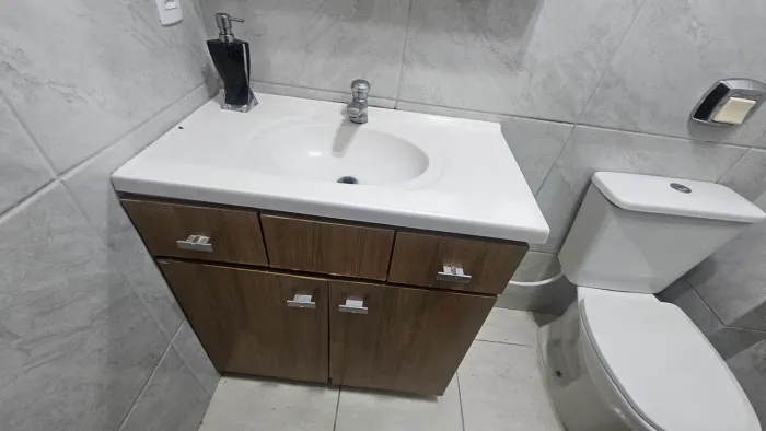 Balcão banheiro com pia torneira e espelho