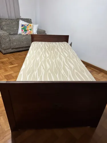 Cama de madeira pura solteiro 