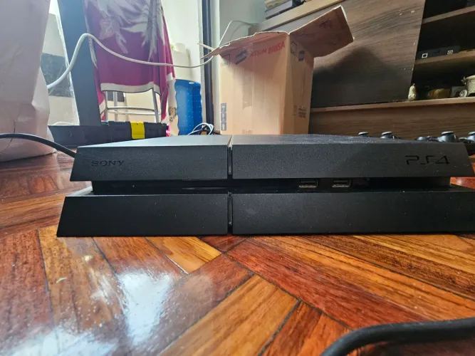PS4 408,5 gb dois controles e base de carregamento. PS4 de 2° mão 