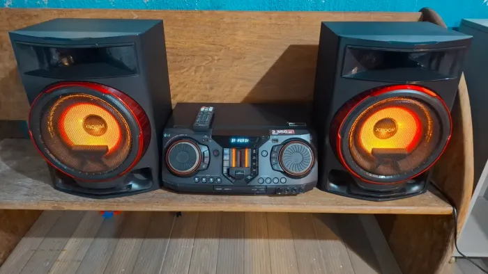 Vendo som LG 2350W com controle som pouco usado valor 1.200 telefone = *79 whats