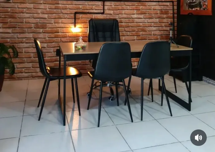 Mesa de escritório com cadeiras