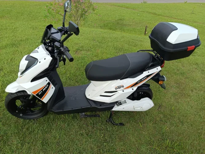 Moto chefe elétrica pouco usada sem preocupação com gasolina e trocas de óleo só pegar.