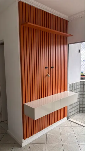 Painel ripado com rack e prateleira em MDF