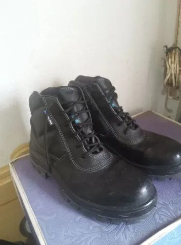 Bota de segurança.