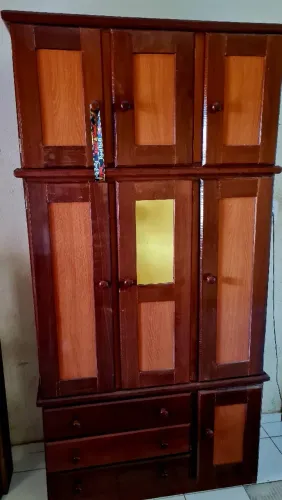 Guarda Roupa Solteiro em madeira com espelho , 7 portas e 3 gavetas.