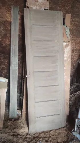 Porta maciça de ipê medindo 209x69.