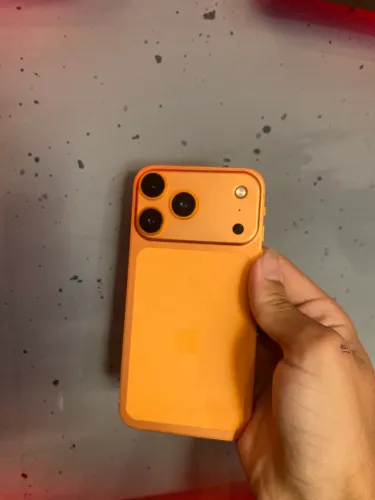 iPhone XR na carcaça do 17 pro