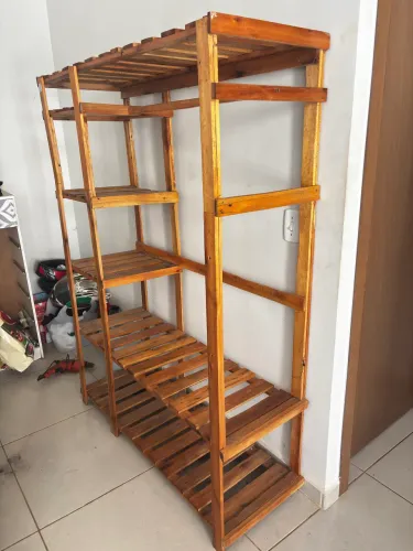 Arara de roupa de madeira