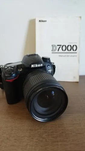Nikon D7000 com lente 18-105mm