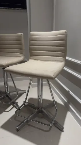 3 banquetas premium com regulagem de altura e base reforçada em aço inox