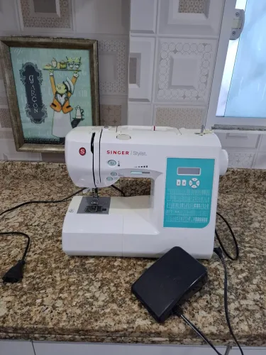 Maquina de Costura Singer Stylist 7258 com mesa de apoio.