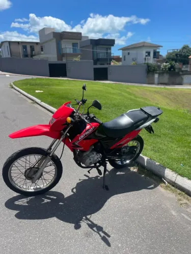 Moto bem conservada à venda