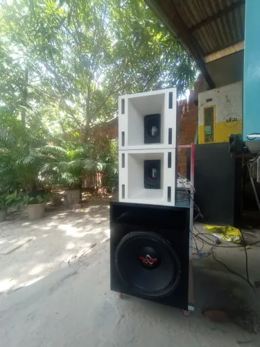 Caixa Projetada com grave Hard Power de 12 e dois médios de 8 polegadas Taramps. Oferta!