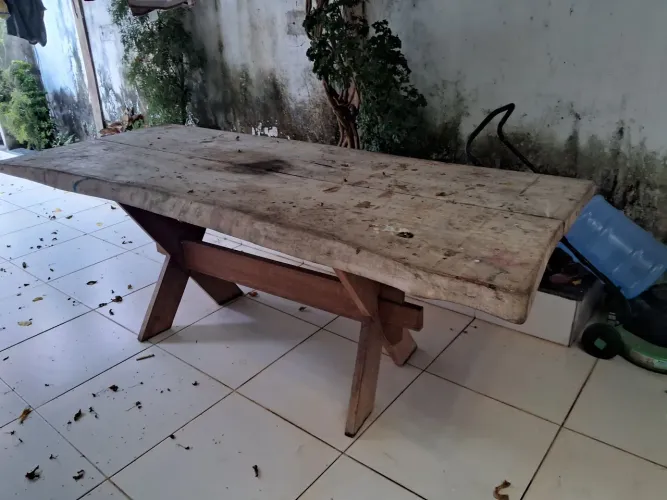 Vende se uma mesa de madeira rustica