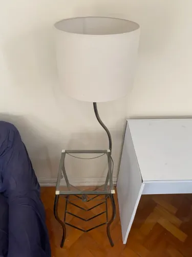 Mesa de cabeceira com abajur e revisteiro