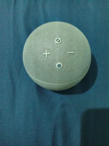 Alexa 5ª geração + Lâmpada inteligente + tomada inteligente
