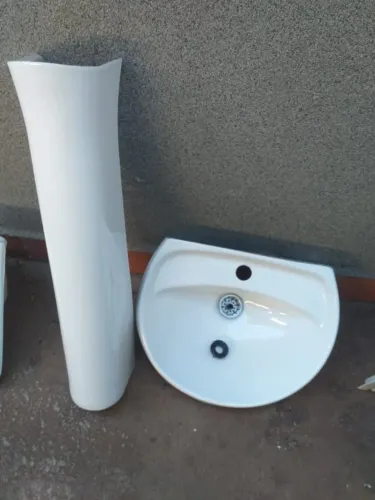 Lavatório Branco com Coluna ? R$ 100