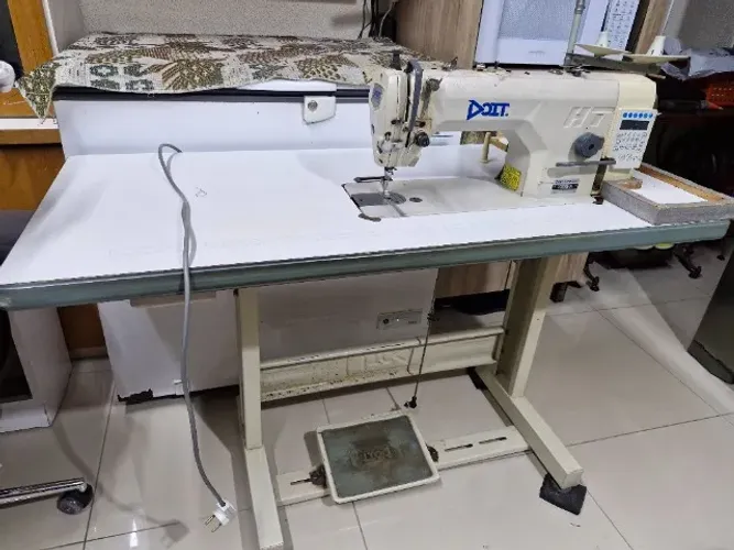 Máquina de costura reta industrial direct drive eletrônica Doit.