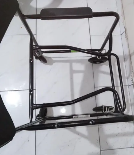 Cadeira de banho com rodinhas muito nova, para sair rápido.