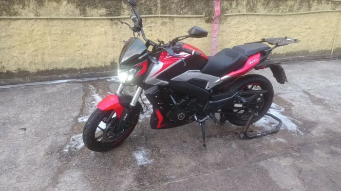 Moto com pneus novos, muito inteira ,toda em dia