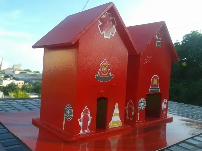 02 MINIATURAS CORPO DE BOMBEIROS PERSONALIZADO - MAT.: EUCATEX - TAM. 16 X 11 X 10 CM. +/-