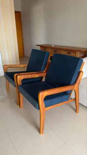 Poltronas de madeira com estofado